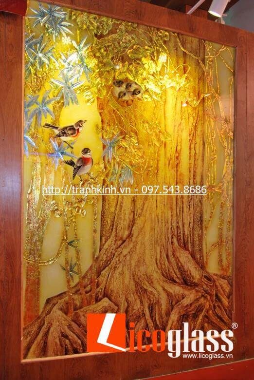 Mẫu tranh kính khắc 3D cây cổ thụ và chim hỷ tước, thường được treo ở phòng khách, với mong muốn một cuộc sống luôn tràn đầy niềm vui, luôn gặp được may mắn.
