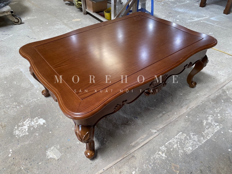 Mẫu nội thất bàn trà gỗ tự nhiên tân cổ điển từ xưởng sản xuất nội thất Morehome tỉ mỉ từng chi tiết, chạm khắc cầu kì thẩm mỹ, được ưa chuộng sử dụng nhiều trong không gian phòng khách sang trọng